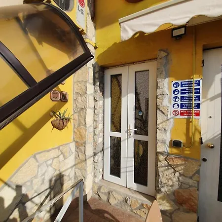 Dora Baltea Monolocale Primo Piano Mansarda Secondo Piano Penzion Verona