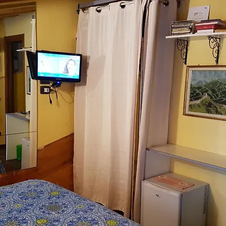 Dora Baltea Monolocale Primo Piano Mansarda Secondo Piano * Βερόνα