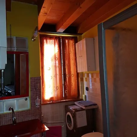 Dora Baltea Monolocale Primo Piano Mansarda Secondo Piano 招待所 *