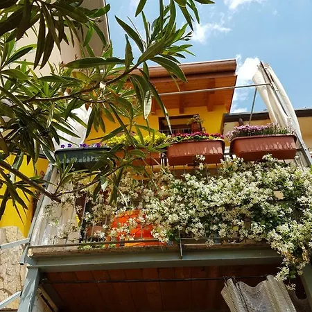 Dora Baltea Monolocale Primo Piano Mansarda Secondo Piano Maison d'hôtes Vérone